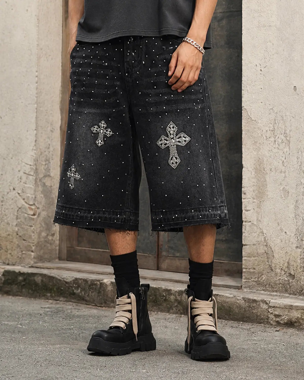 Short vaquero de corte recto con pedrería