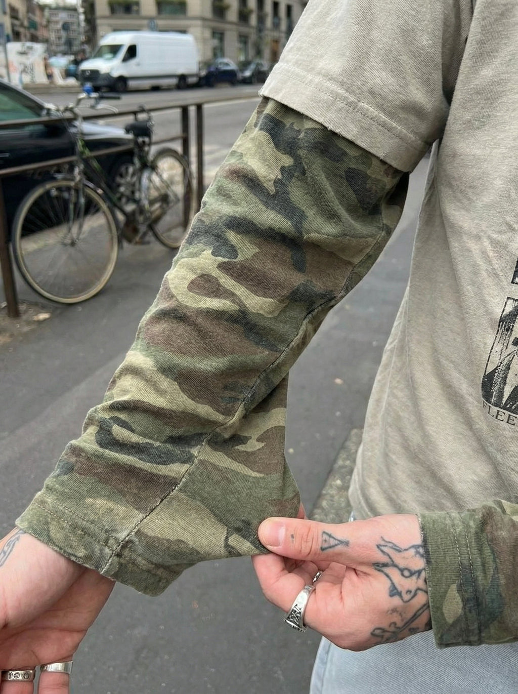 Camiseta de manga larga con estampado de camuflaje efecto desgastado