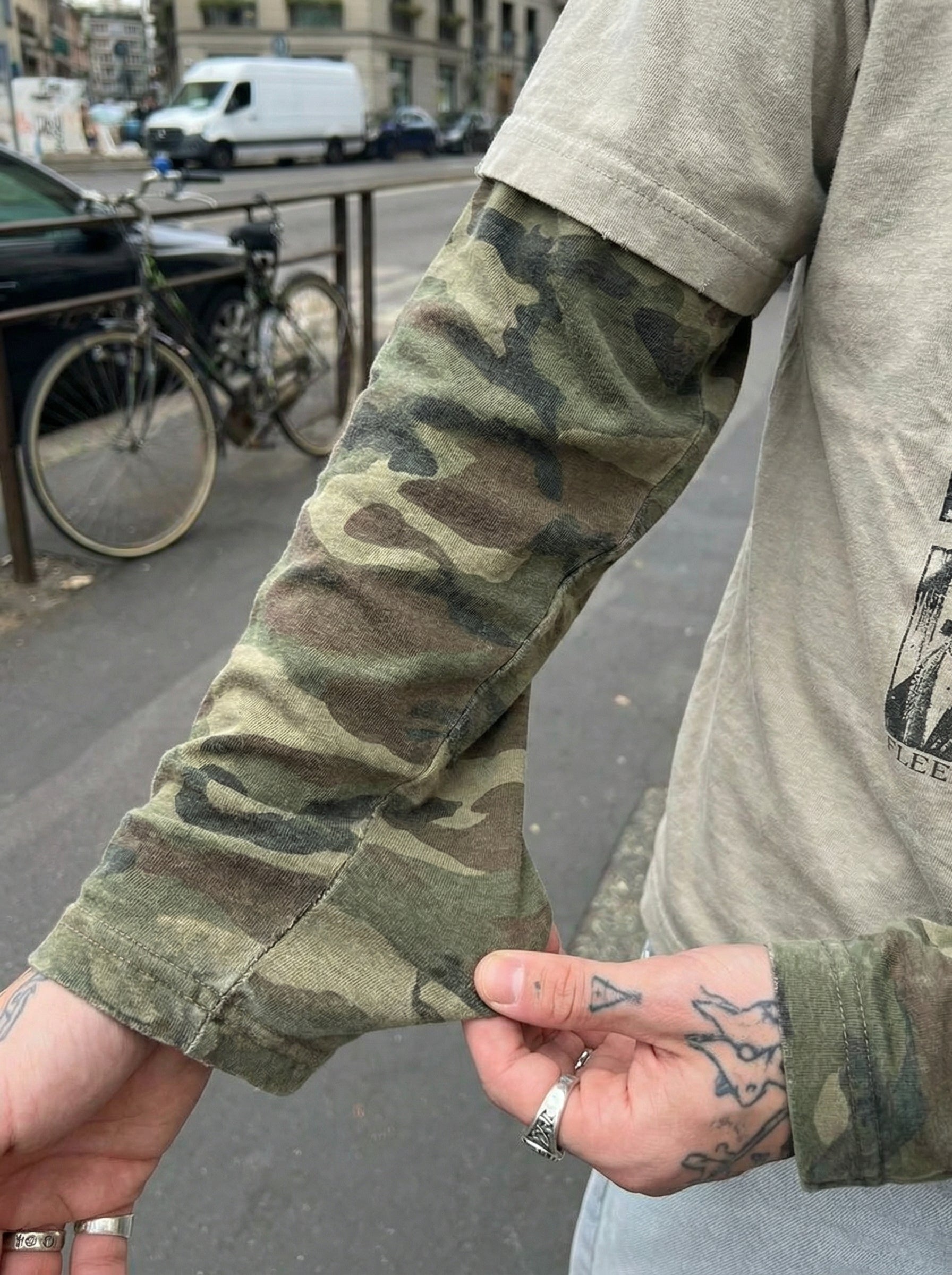Camiseta de manga larga con estampado de camuflaje efecto desgastado
