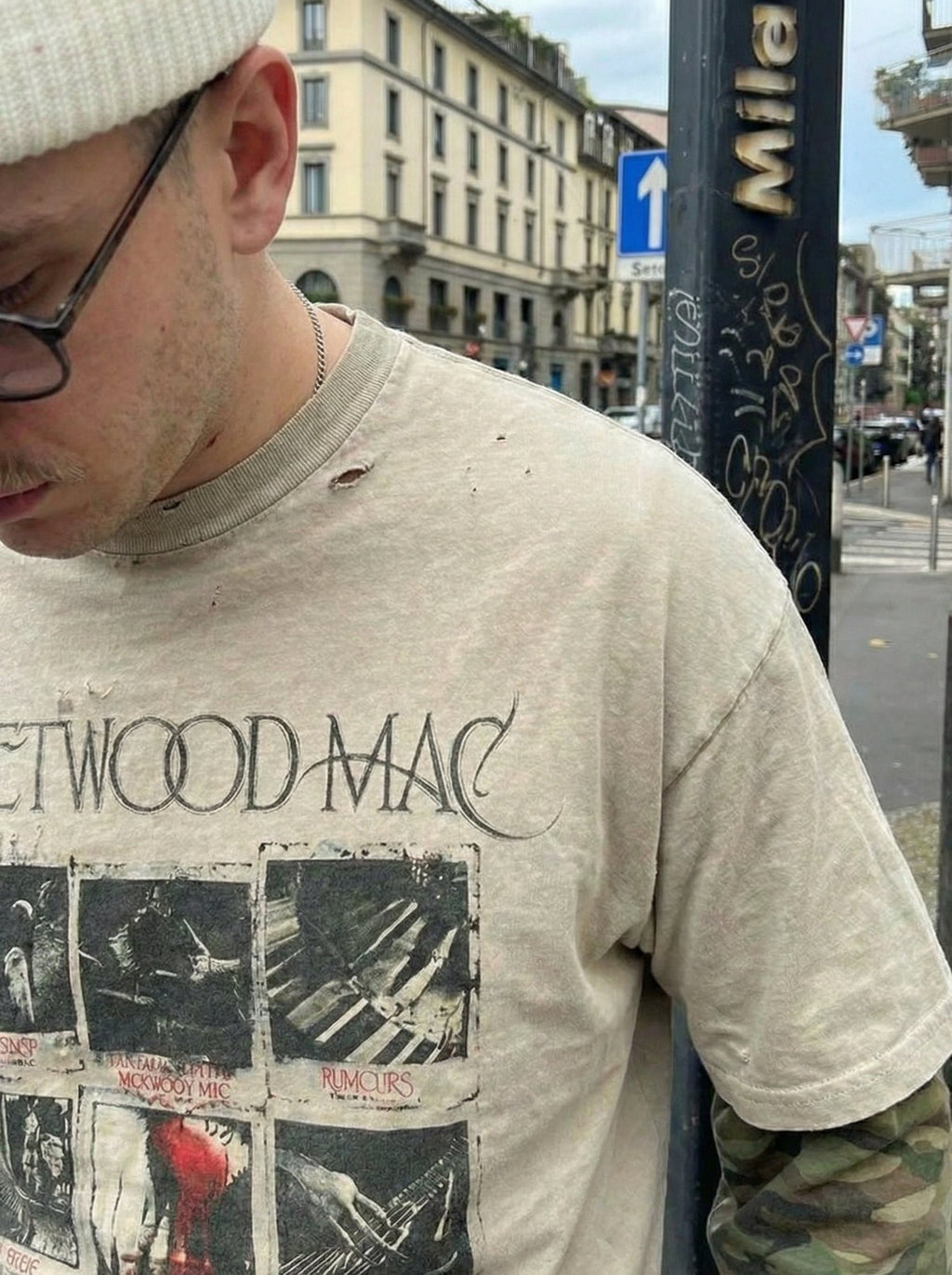 Camiseta de manga larga con estampado de camuflaje efecto desgastado