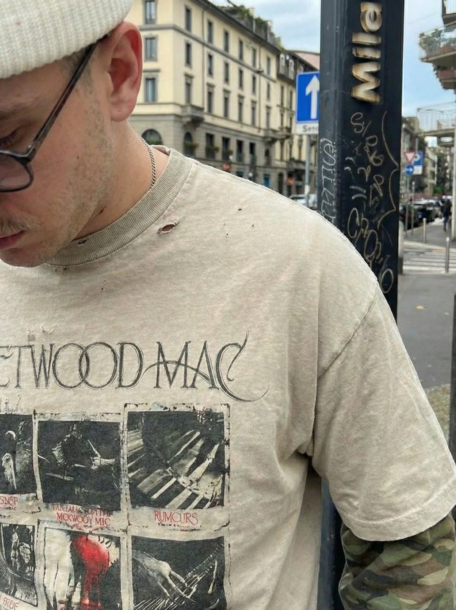 Camiseta de manga larga con estampado de camuflaje efecto desgastado